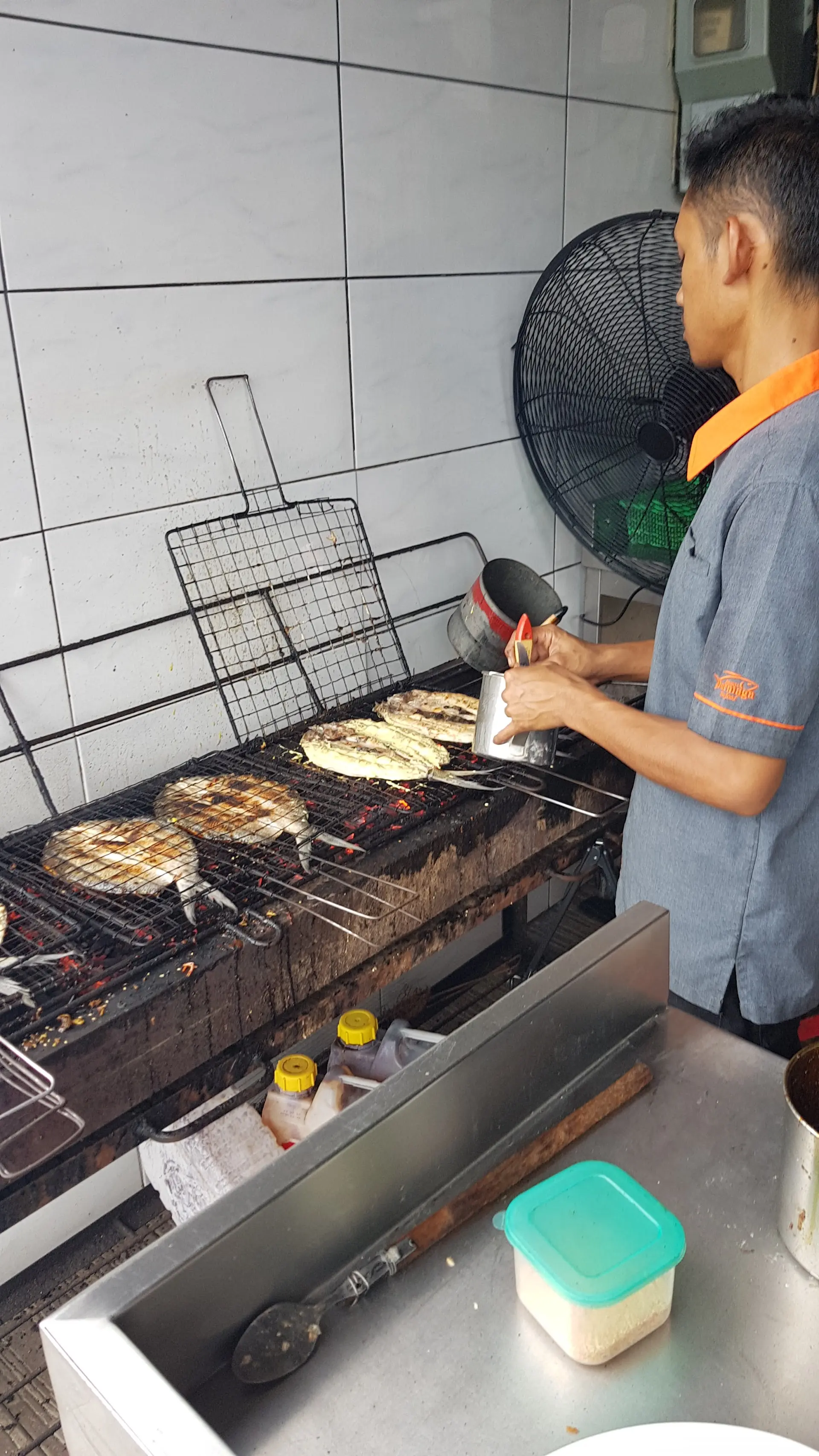 人均10万吃撑!Gading Serpong这家海鲜店,我劝你别穿新衣服去。 4