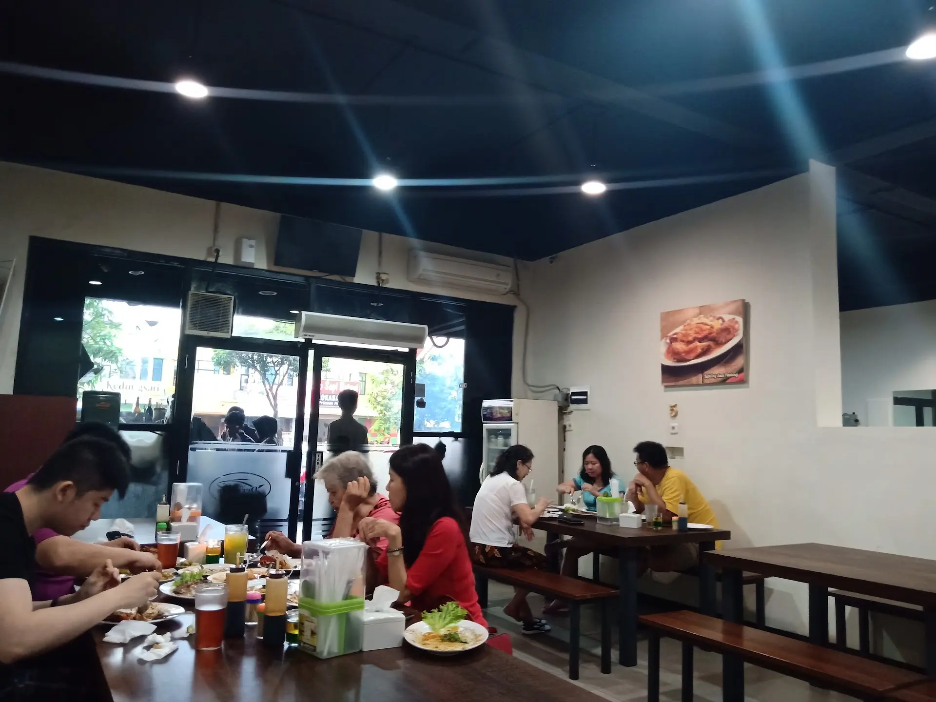 人均10万吃撑!Gading Serpong这家海鲜店,我劝你别穿新衣服去。 5