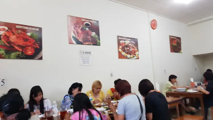 人均10万吃撑!Gading Serpong这家海鲜店,我劝你别穿新衣服去。