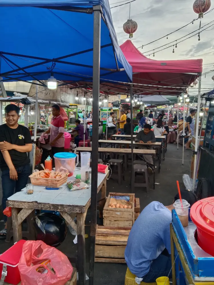 坦格朗夜市求生记：被人潮挤到自闭，也被烤鱿鱼喂到服气！