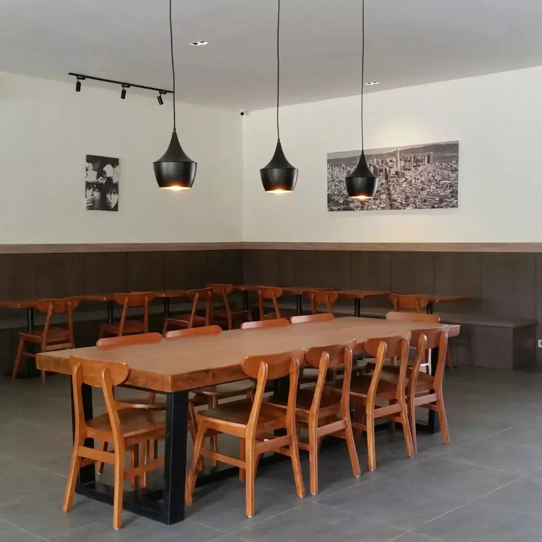 Attention Pekanbaru workers! Found a cafe with plenty of power outlets, but you'll need to bring your patience for the food… 4