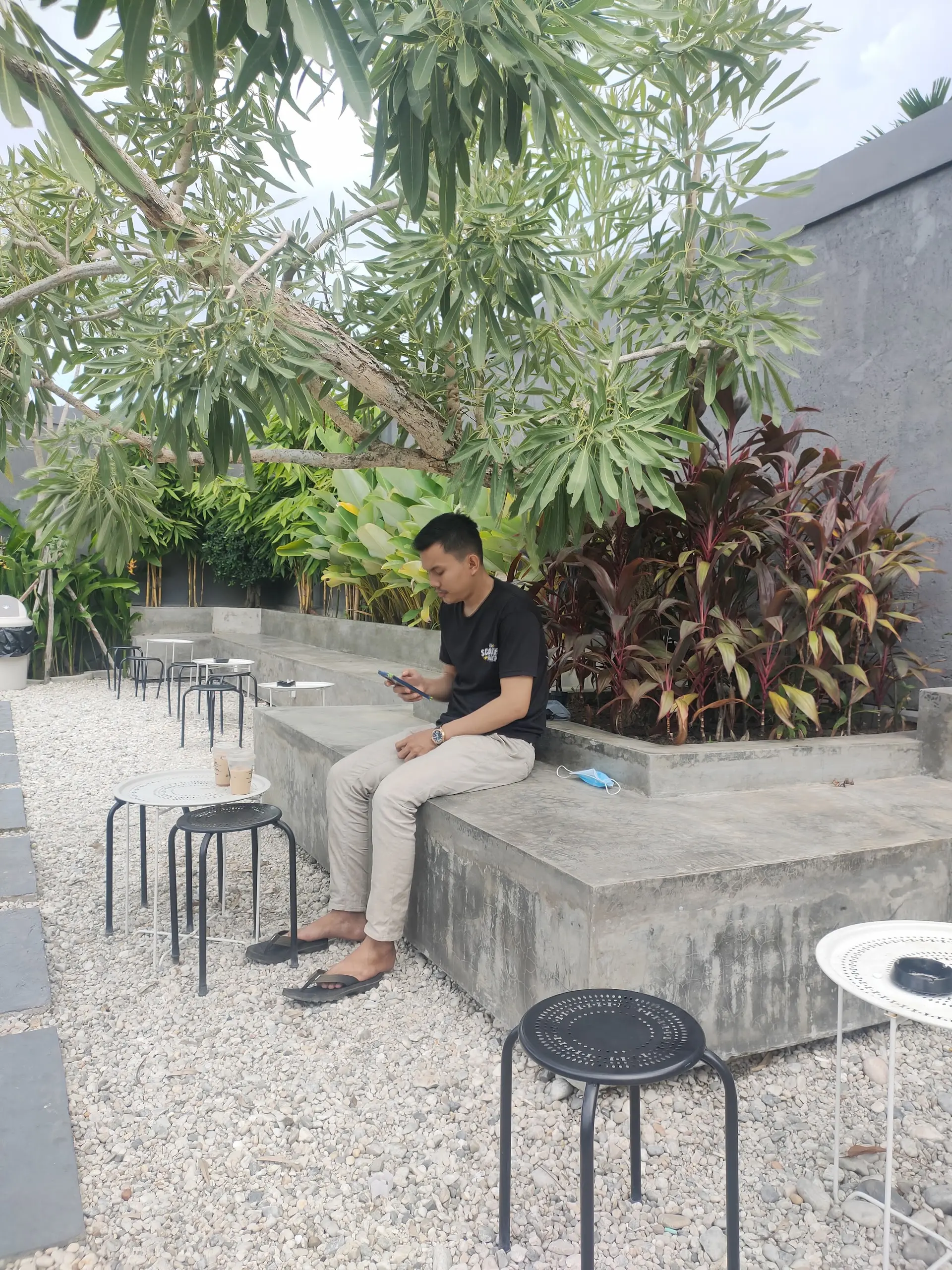 Attention Pekanbaru workers! Found a cafe with plenty of power outlets, but you'll need to bring your patience for the food… 5