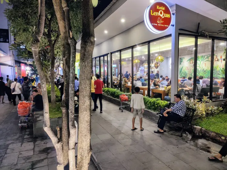 Clairys Kitchen & Patisserie Roxy Square Jember 1