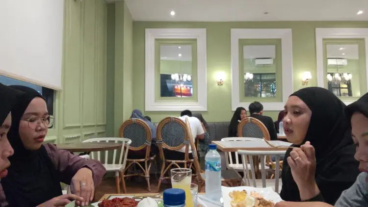 Clairys Kitchen & Patisserie Roxy Square Jember 3