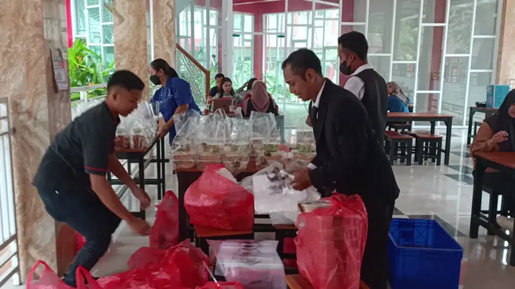 Clairys Kitchen & Patisserie Roxy Square Jember 5