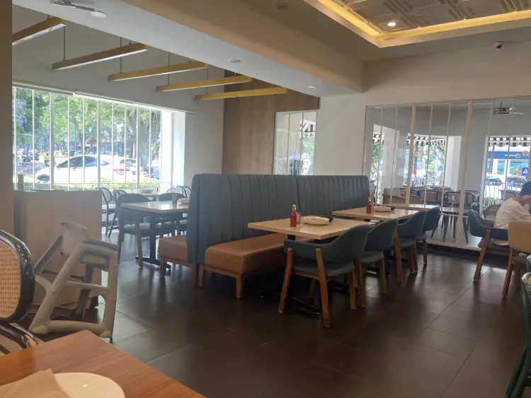 Pizza Hut Ristorante 4