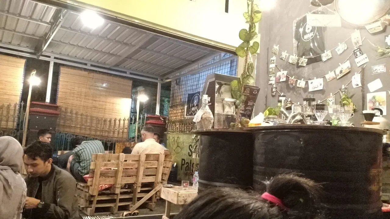 从私藏宝地到嘈杂菜市场,这家4.7分咖啡馆经历了什么? 4