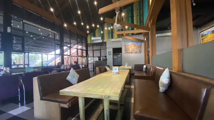 Parsley Bakery & Resto Seturan 4