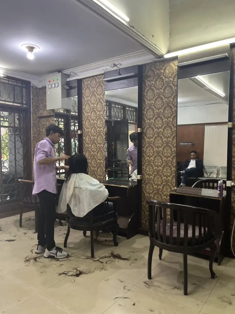 Titi Anam Salon 1