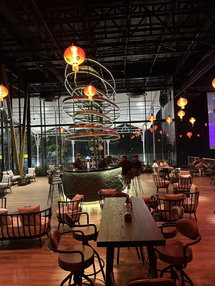 Faq Q Bar & Lounge 8