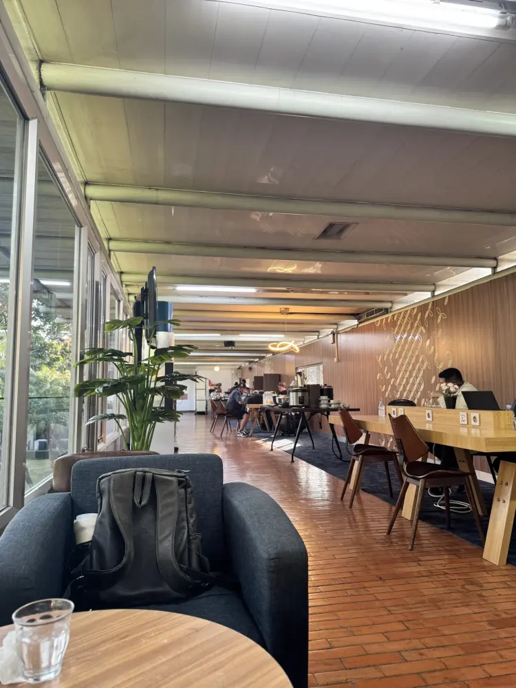 Blue Sky Lounge terminal 1a 6