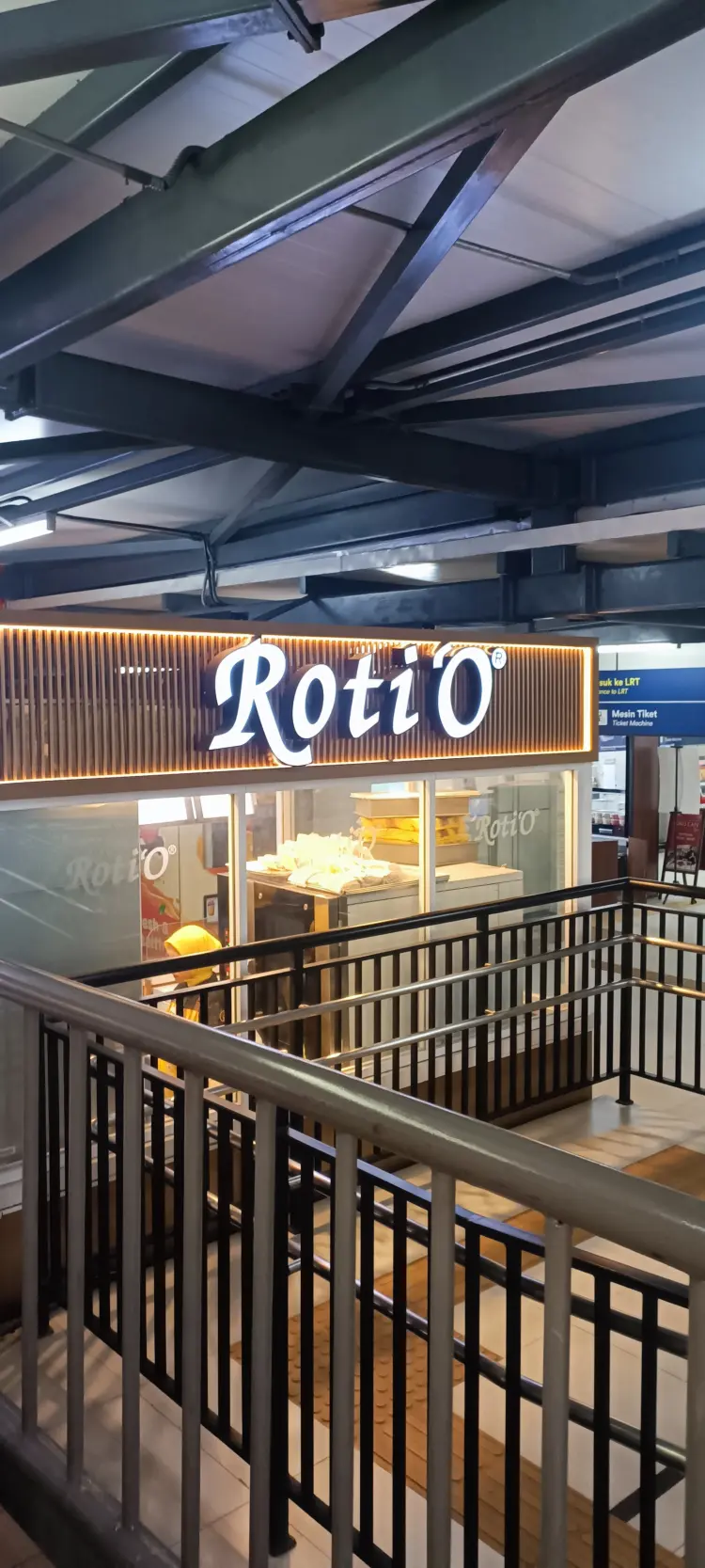 roti O stasiun lrt cikoko 1