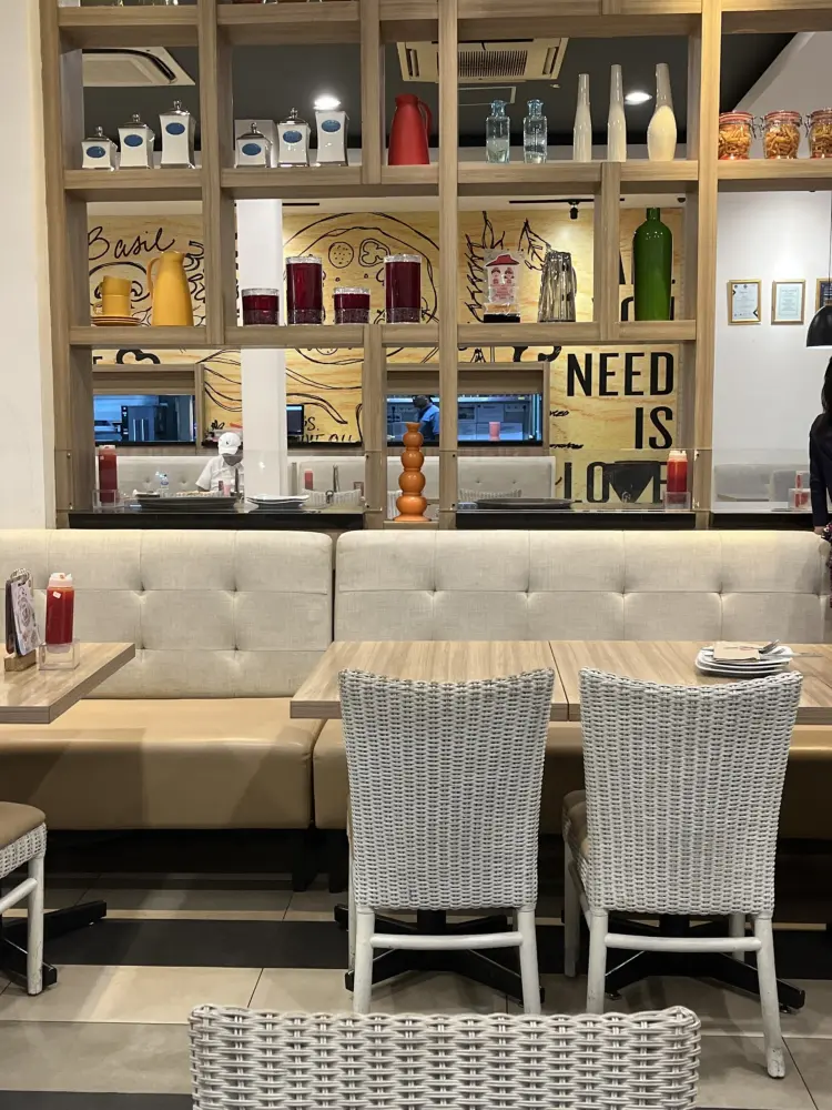 Pizza Hut Restoran 8