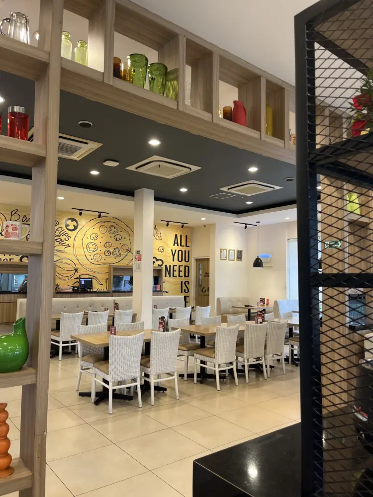 Pizza Hut Restoran 6