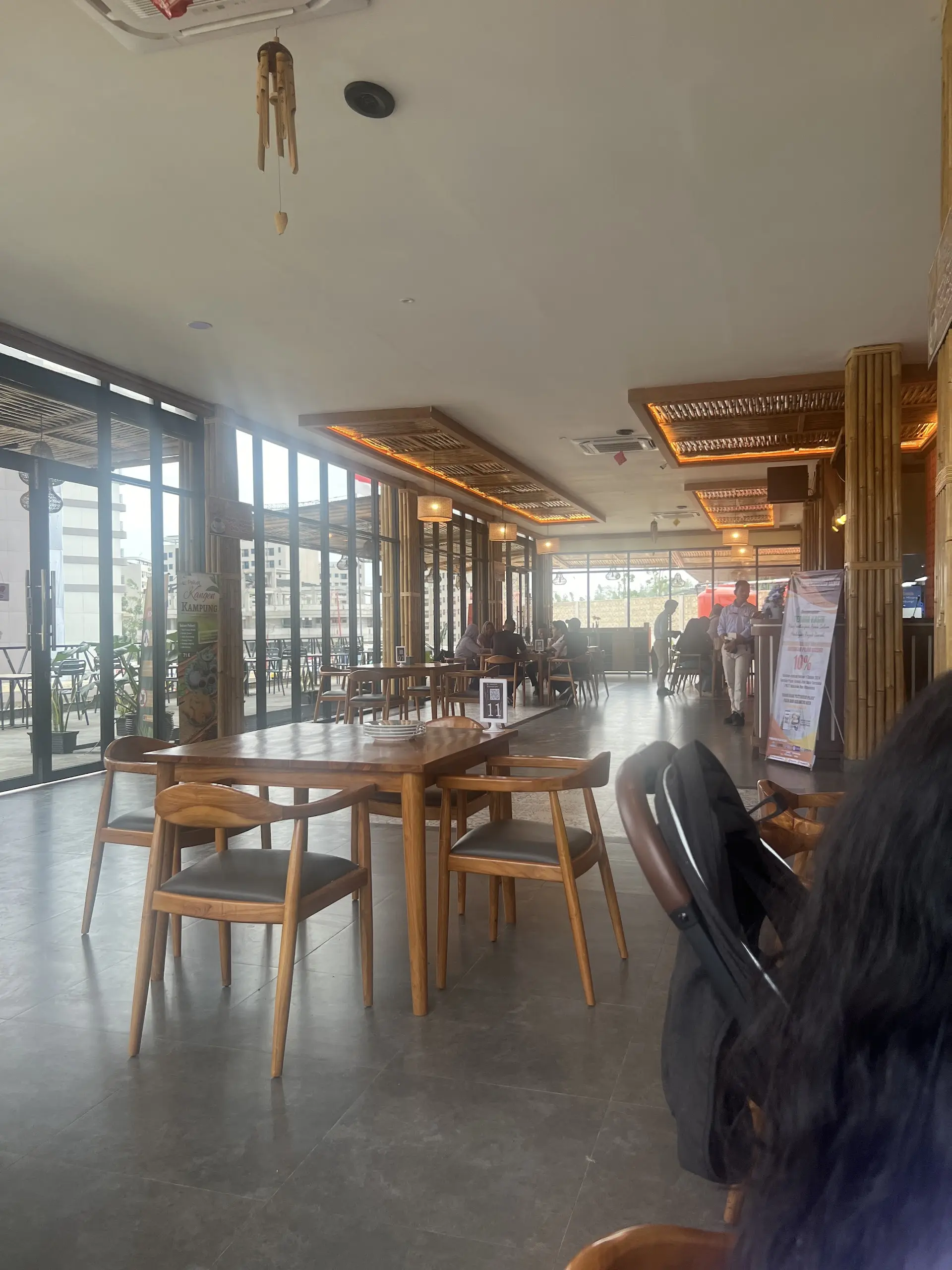 Presiden aja nongkrong di sini? Aku tes dulu deh, se-mantap apa sih tempat makan lokal di IKN ini. 6