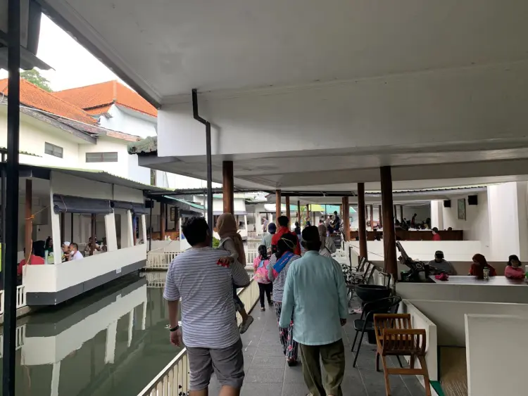 Lesehan dan Kolam Pancing KRESNA 7