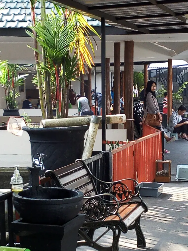 Lesehan dan Kolam Pancing KRESNA 10