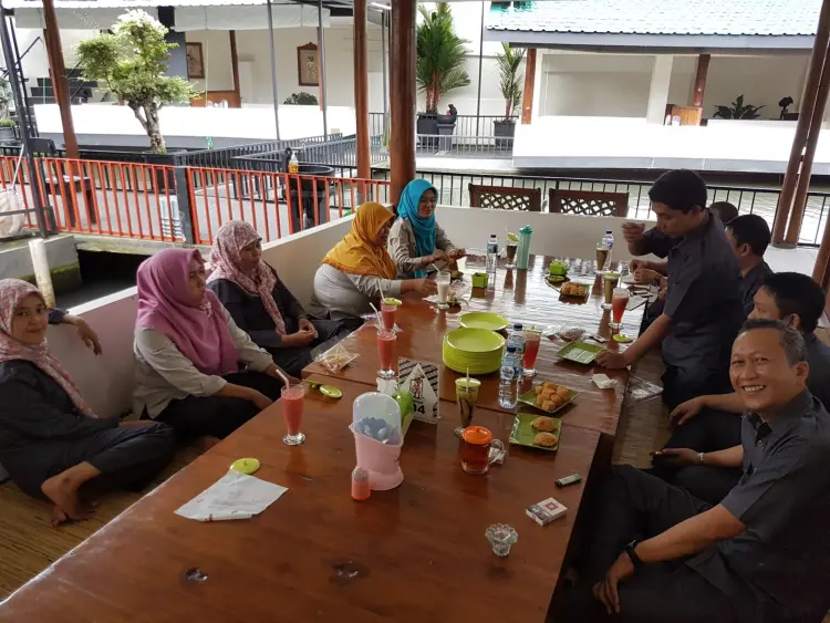 Lesehan dan Kolam Pancing KRESNA 9