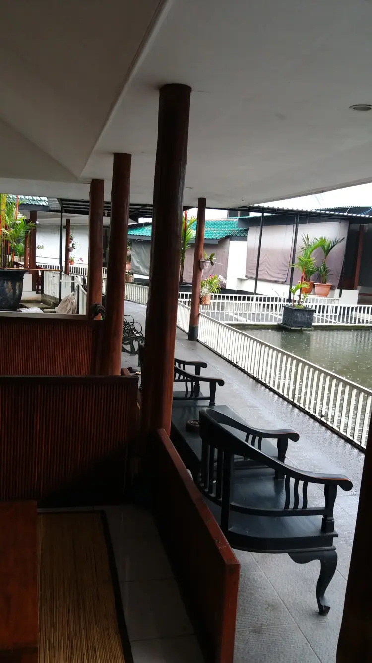 Lesehan dan Kolam Pancing KRESNA 5