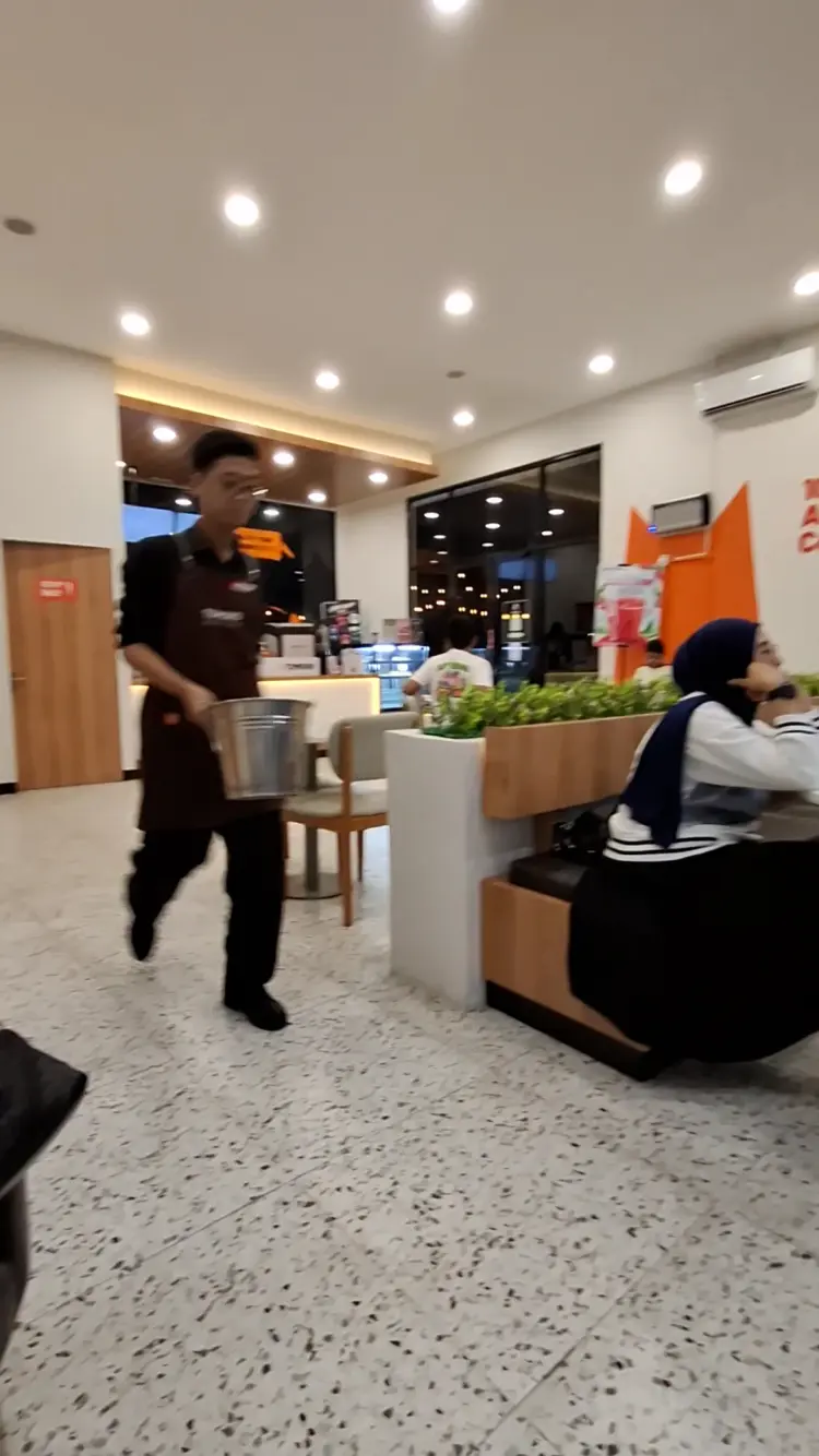 TOMORO COFFEE - Karadenan 7