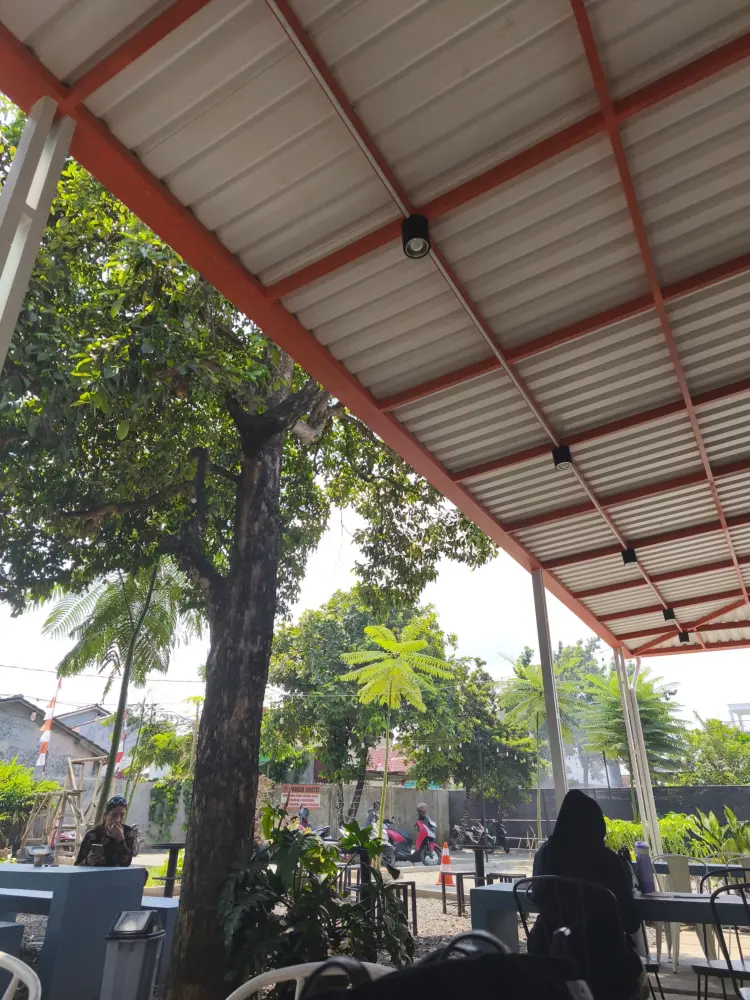 TOMORO COFFEE - Karadenan 8