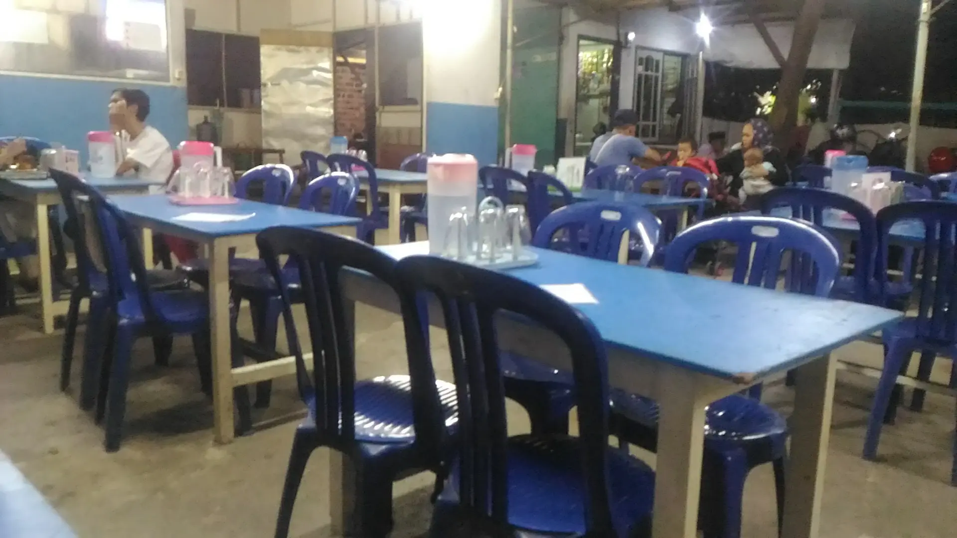 Lampung Students, Listen Up! Eat till you drop for just 15K at this alleyway Nasi Lemak spot, open till 1 AM 3