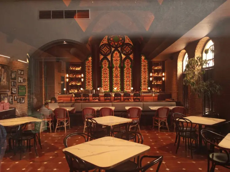 SKOLA Courtyard & Restaurant 7