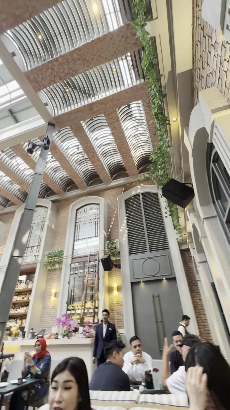 SKOLA Courtyard & Restaurant 3