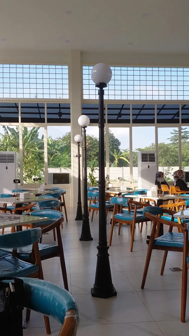 Flora Garden Cafe & Resto 7