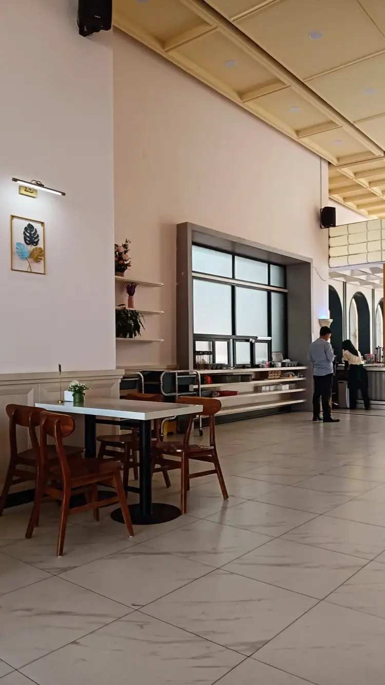 Flora Garden Cafe & Resto 3