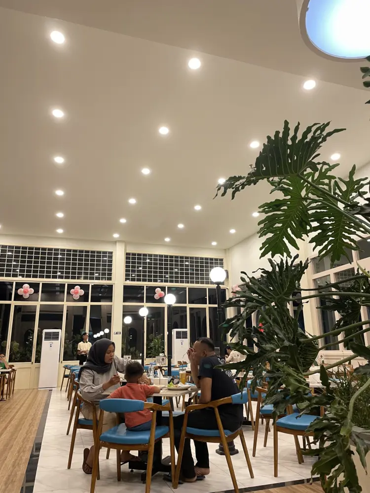 Flora Garden Cafe & Resto 5