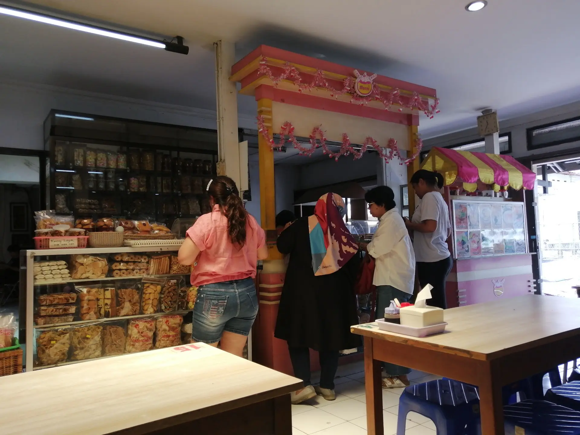 Nongkrong di warung legendaris Magelang? Anjay, mending pesen dessert-nya aja 2