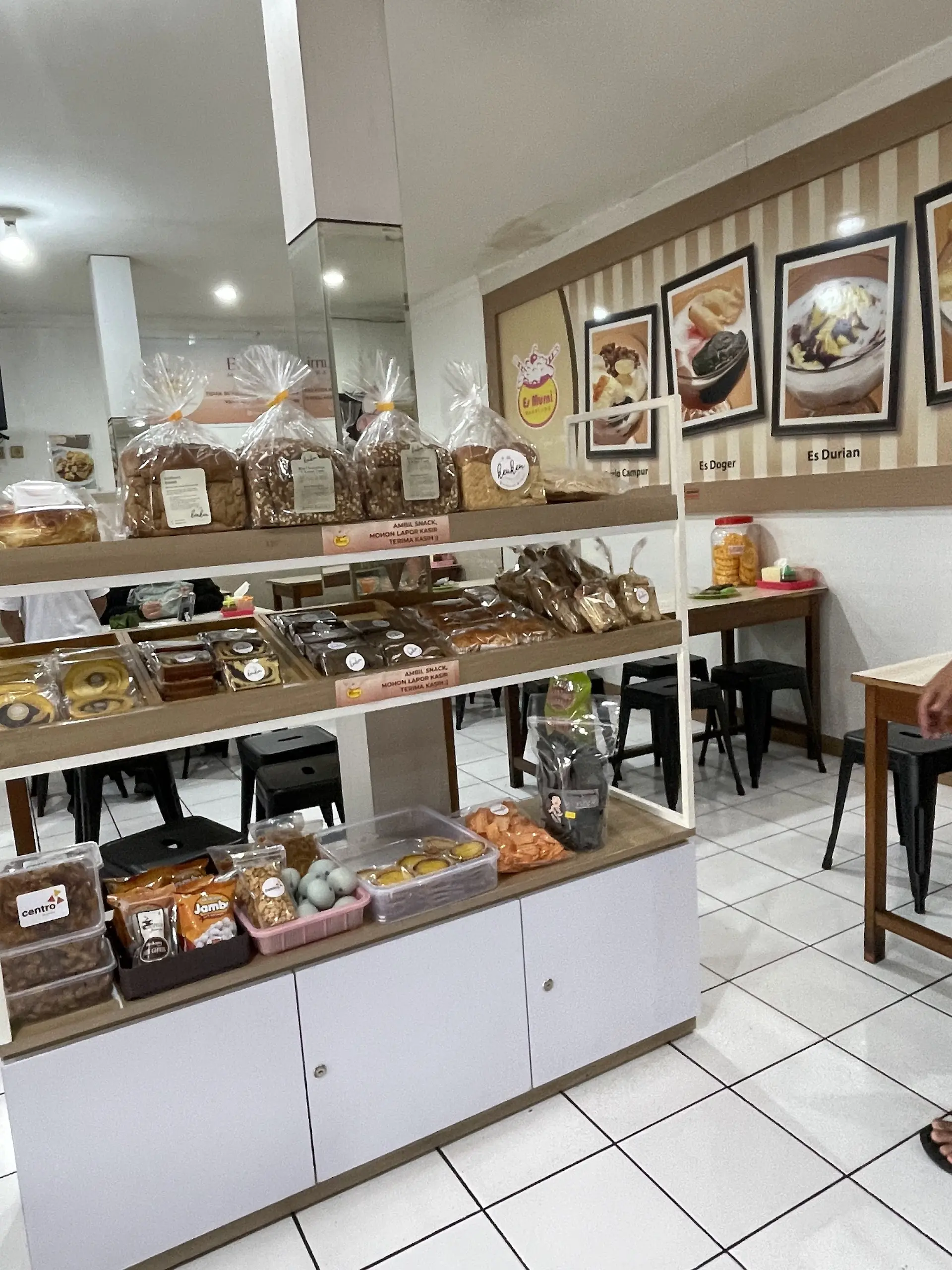 Nongkrong di warung legendaris Magelang? Anjay, mending pesen dessert-nya aja 8