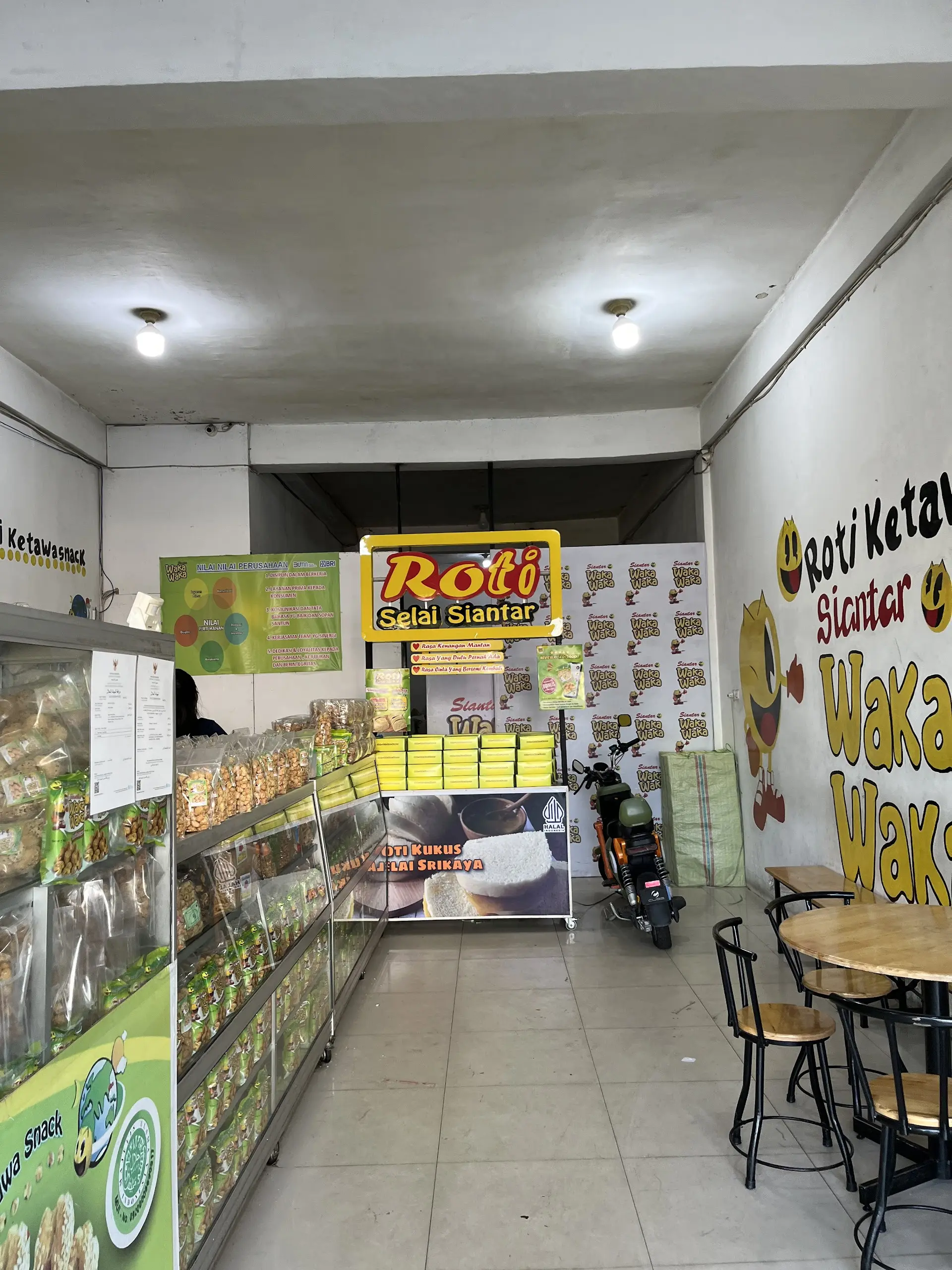 Anjay, rating 5.0 di Google dari puluhan ribu review! Roti smiley ini apaan sih sebenernya? 🤔 1