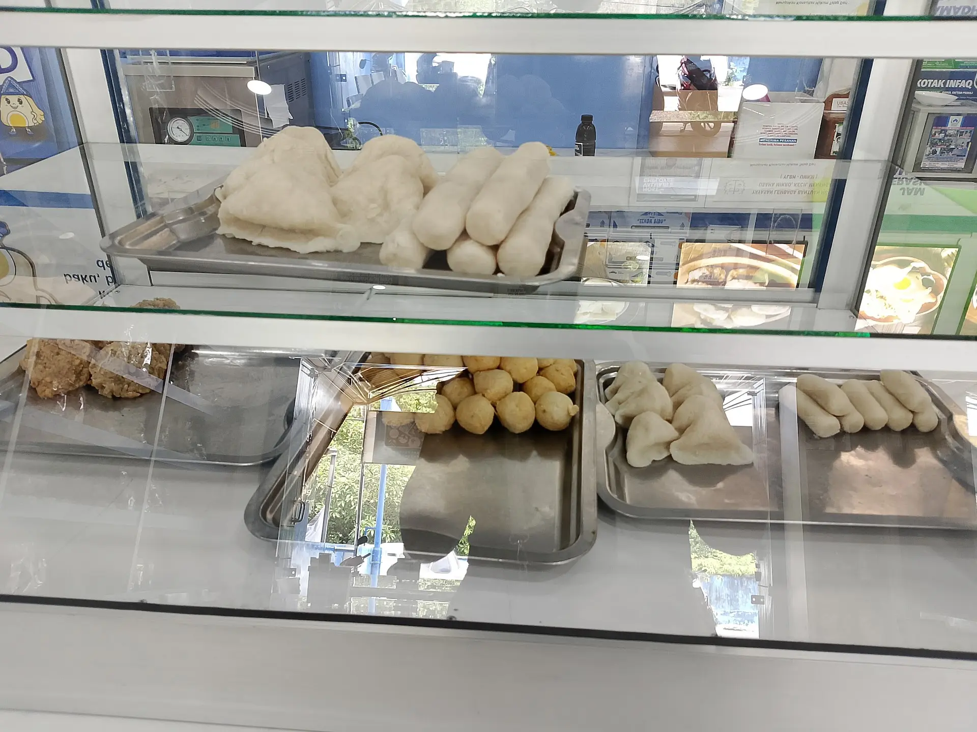 Who says Lampung is only about the sea? This decades-old fish cake shop is the real answer 3