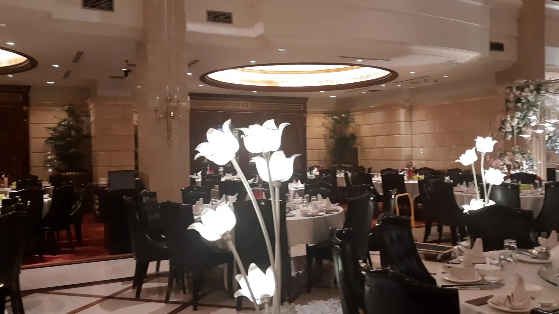 Bingung mau ajak ortu makan di Jakarta? Udah, ke 'kastil' super megah ini aja 2