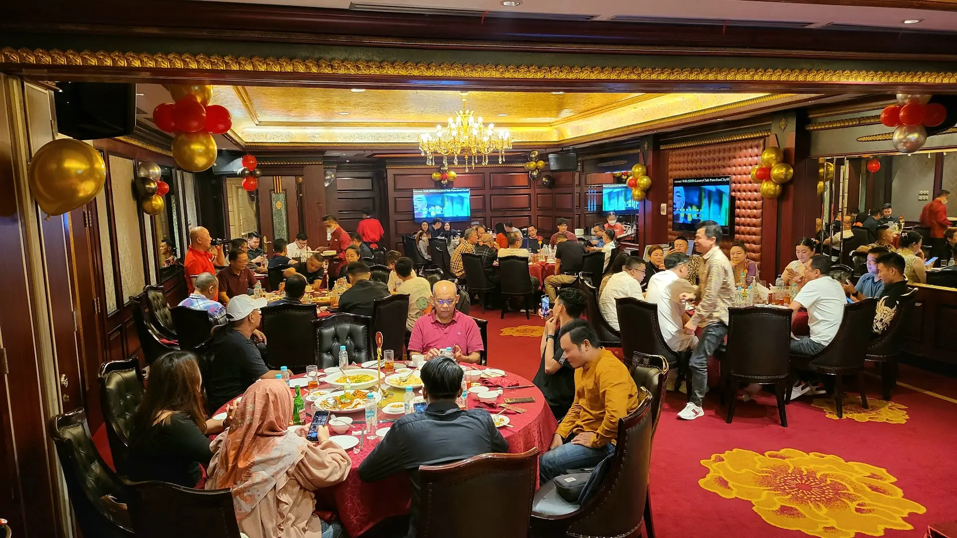 Bingung mau ajak ortu makan di Jakarta? Udah, ke 'kastil' super megah ini aja 3