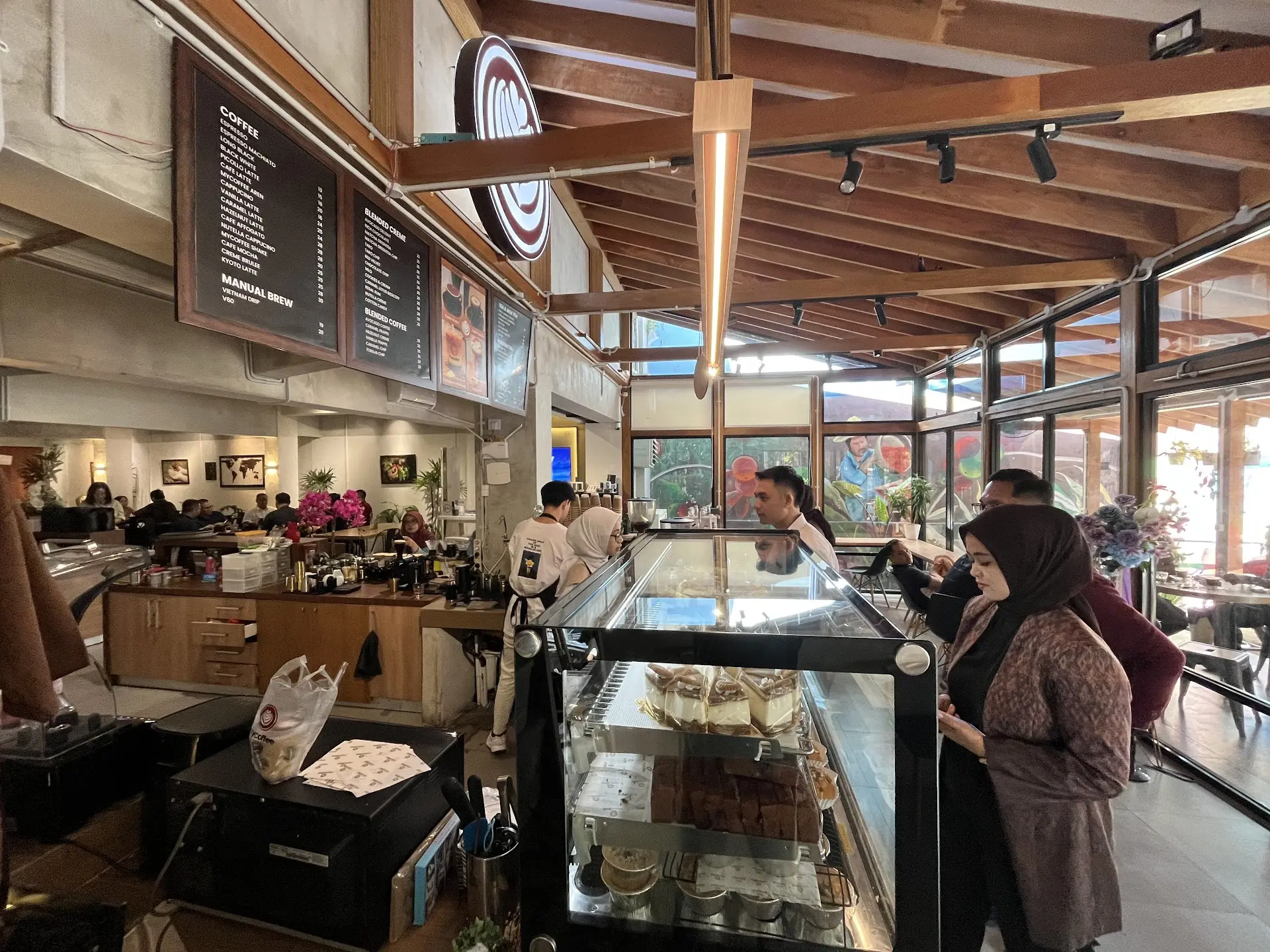 Tempat Nongkrong Mantap di Makassar! Colokan banyak, paket 25k, tapi ada 1 hal yang wajib aku protesin. 3