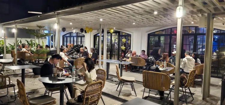 Max-Max Bogor Cafe & Resto 9