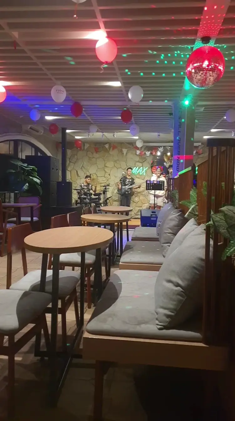 Max-Max Bogor Cafe & Resto 8