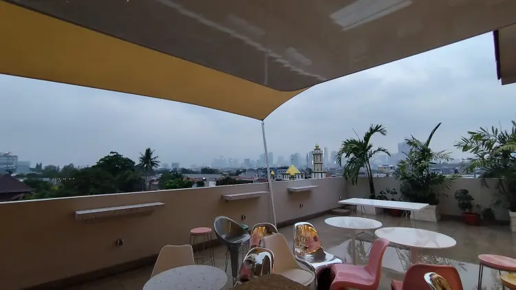 Medium Social Space 4