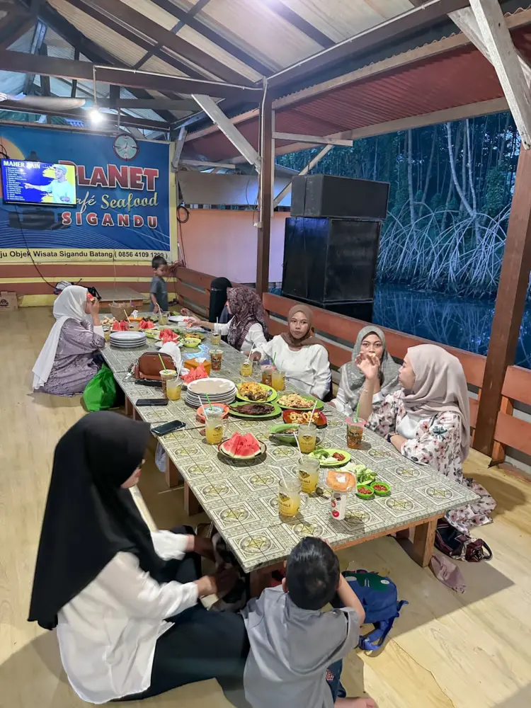 CAFE PLANET SEAFOOD SIGANDU 3