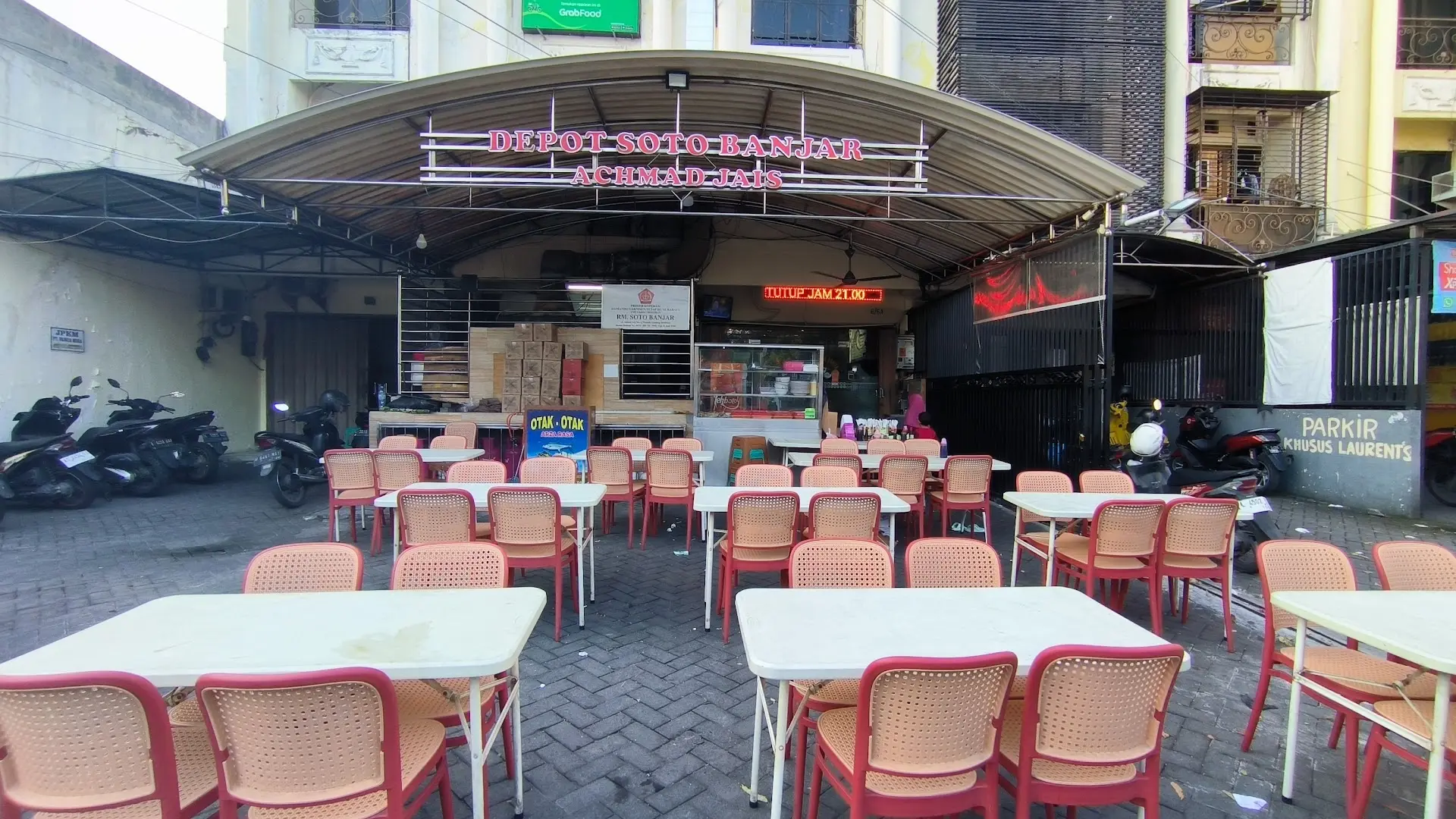 Muka jutek pelayan? Cuekin aja! Ikan bakar Surabaya ini, kamu rela deh nahan kesel demi dia! 2