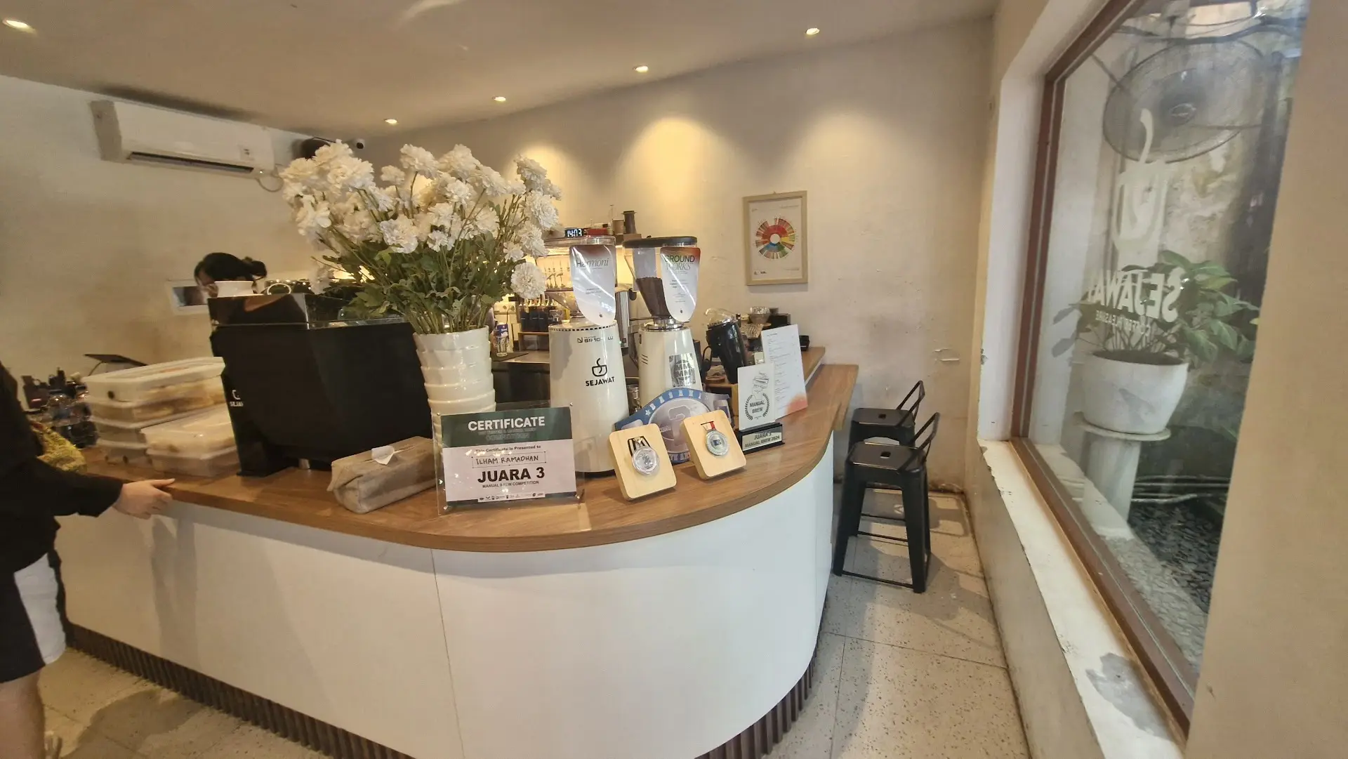 Perfect Vibe, Lousy Service? Spilling the Tea on this Pekanbaru Backyard Cafe 4