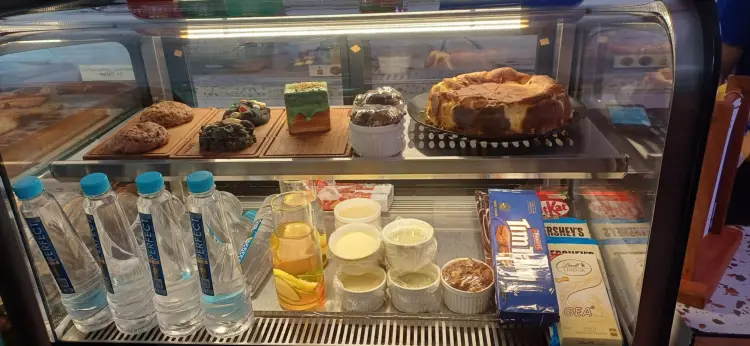 Lentera Eatery & Pastry Puri Anjasmoro 10