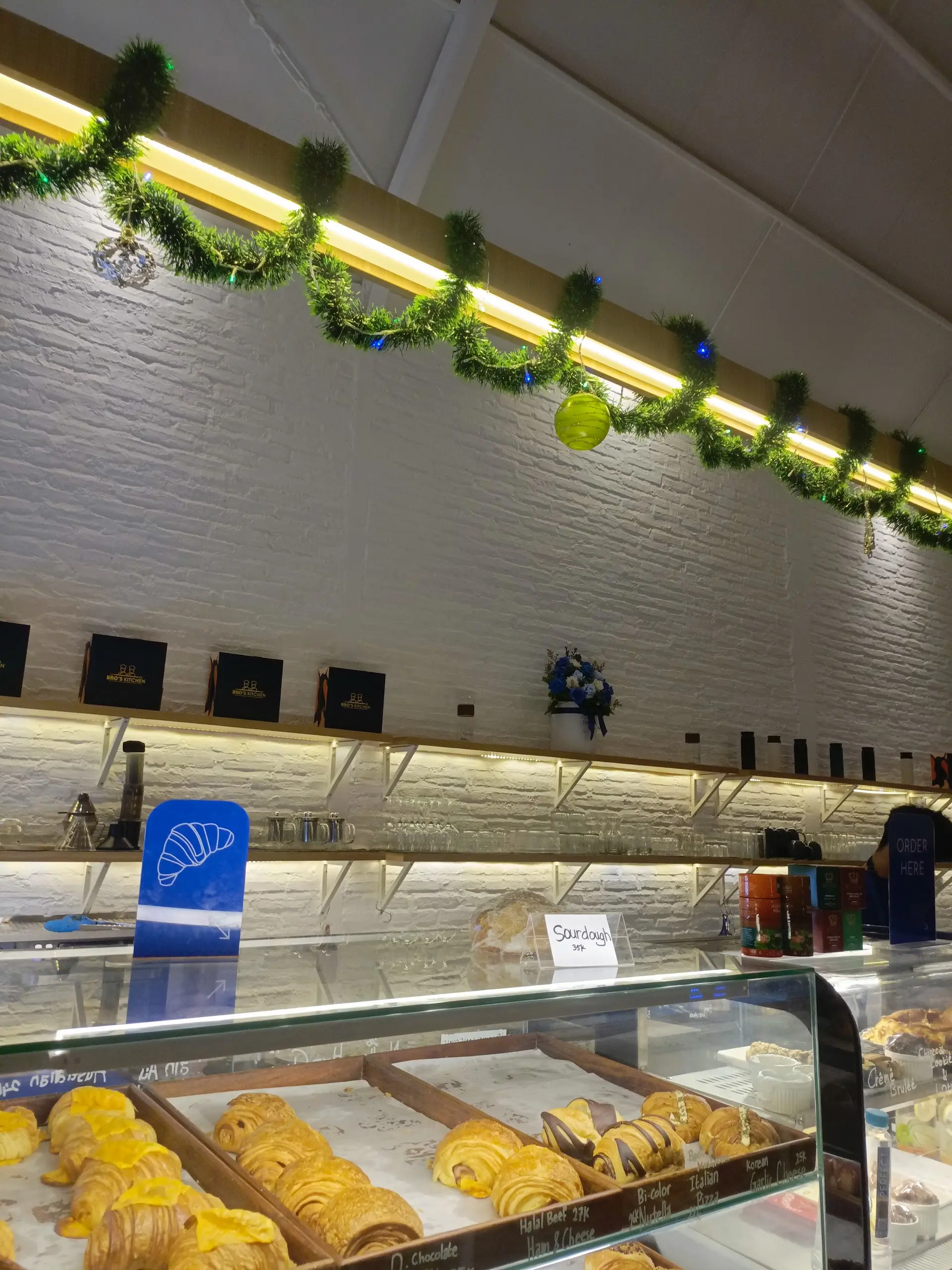 Calling all Semarang WFC Party! This cafe is pretty, but watch out for these traps… 7