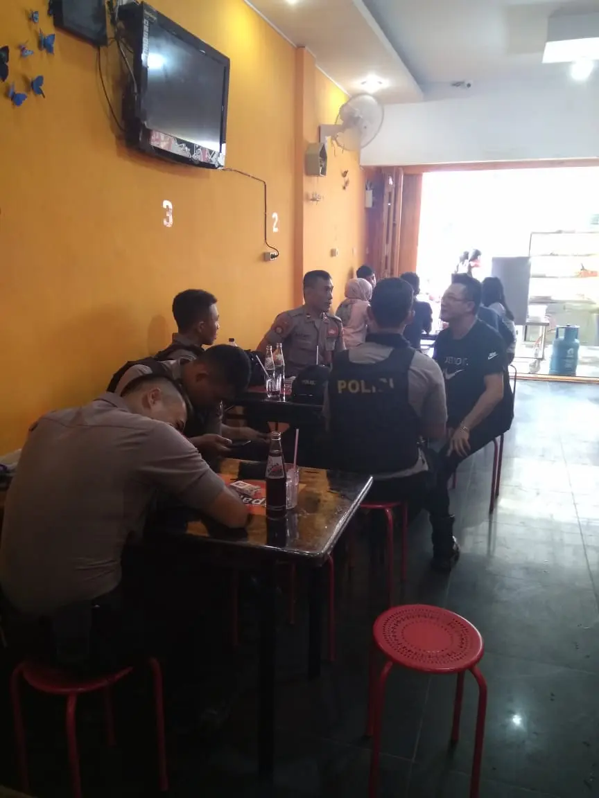 This Fried Chicken is God-Tier for Lokals, but Prambanan People Say "The Taste is Off"? 2