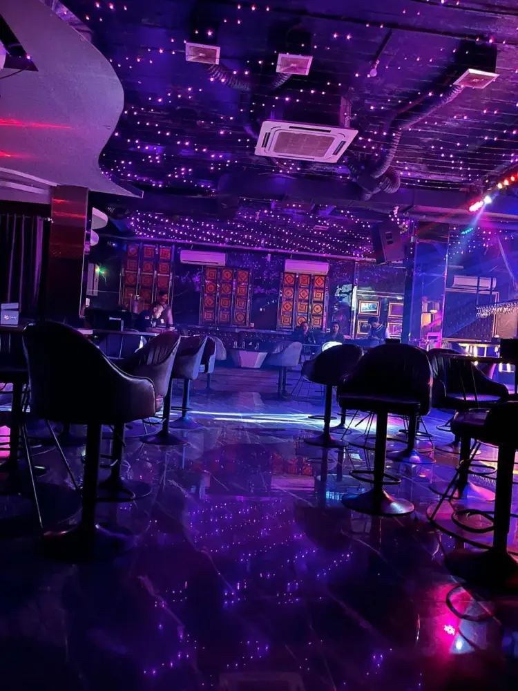 谁说巴厘巴板晚上无聊?这家4.8分的“白宫”KTV让我直接Anjay!