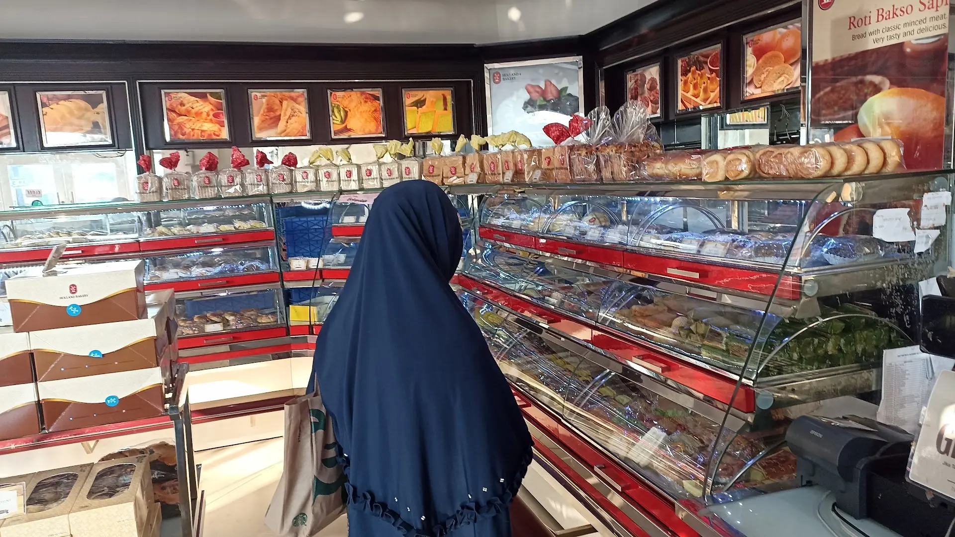 Calling all road-trippers! Is Lampung's windmill bakery a god-tier pit stop or a total bird-poop trap? 4