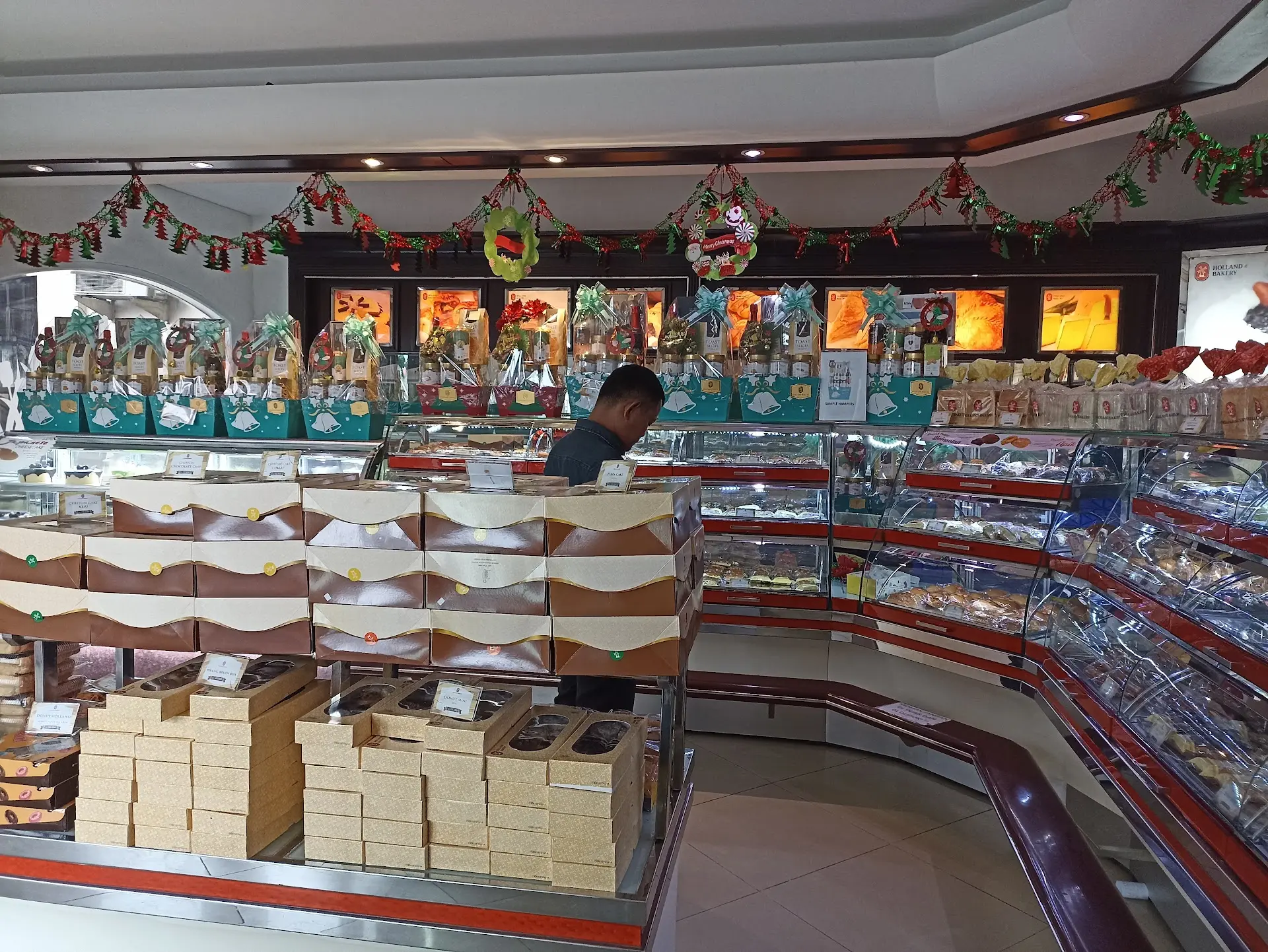 Calling all road-trippers! Is Lampung's windmill bakery a god-tier pit stop or a total bird-poop trap? 1